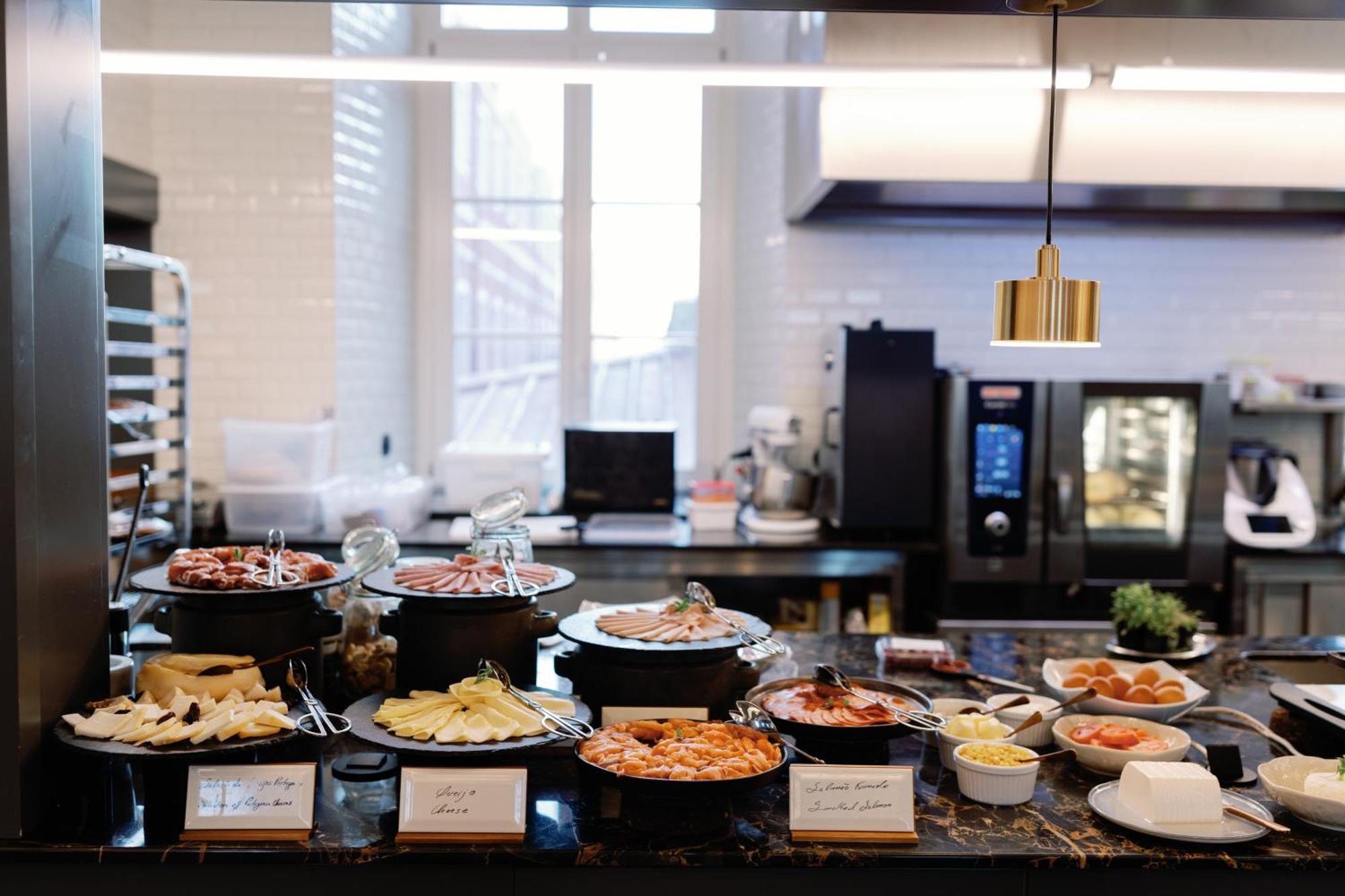 The Editory Riverside Hotel, An Historic Hotel Lisboa Ngoại thất bức ảnh A buffet at a hotel